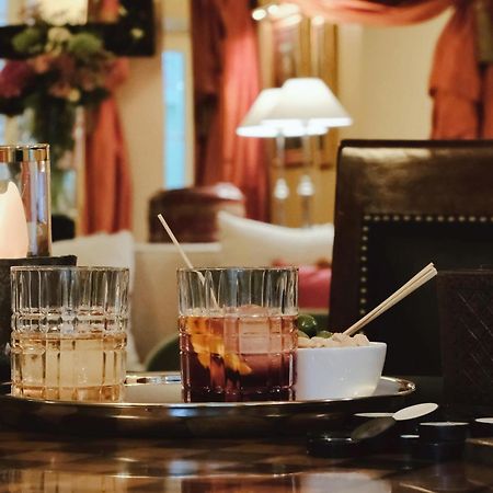 וילנה Stikliai Hotel - Relais & Chateaux מראה חיצוני תמונה A Negroni cocktail