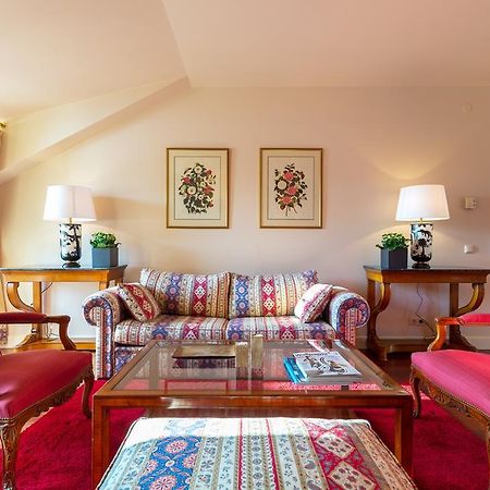 וילנה Stikliai Hotel - Relais & Chateaux מראה חיצוני תמונה A suite at the Hotel de Crillon