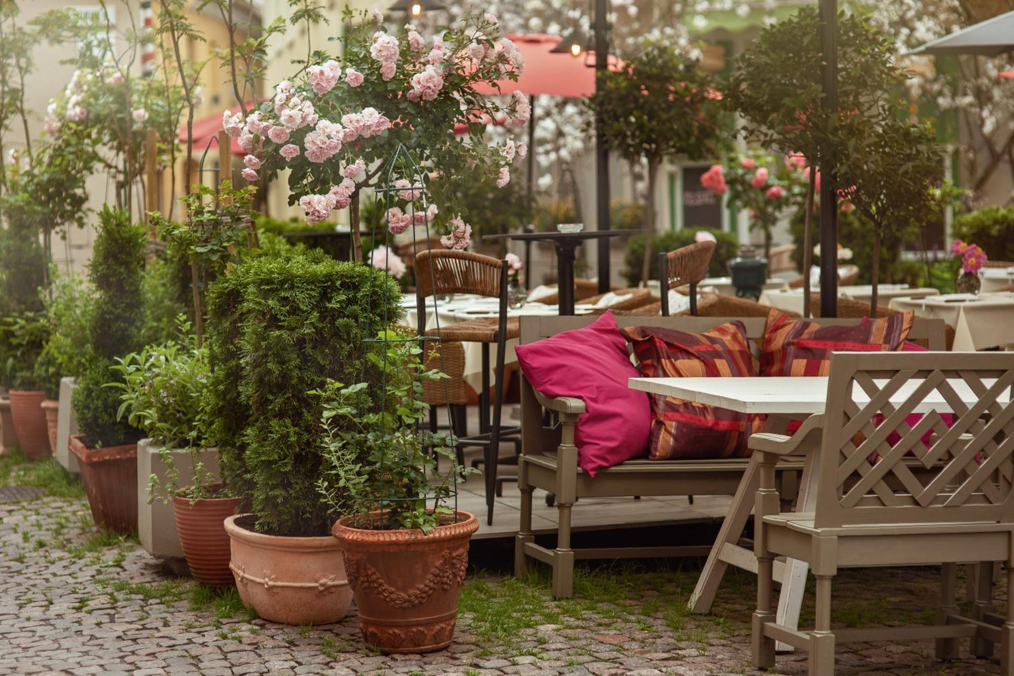 וילנה Stikliai Hotel - Relais & Chateaux מראה חיצוני תמונה The restaurant's garden