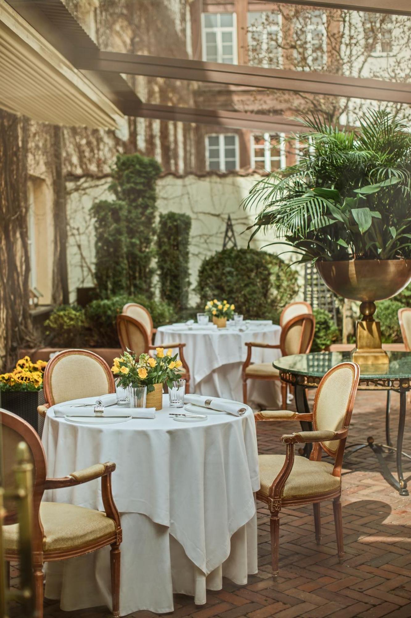 וילנה Stikliai Hotel - Relais & Chateaux מראה חיצוני תמונה The hotel's courtyard