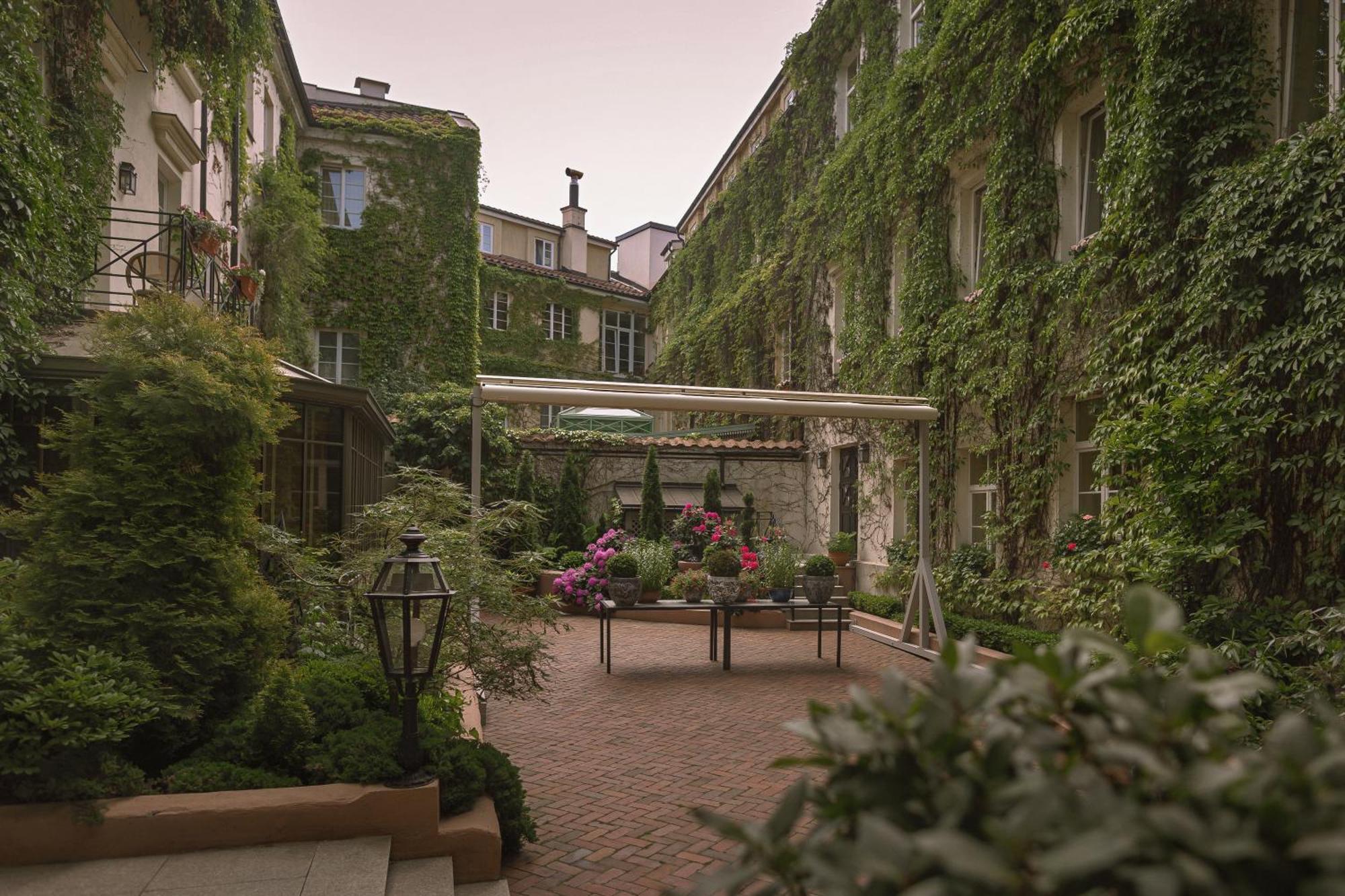 וילנה Stikliai Hotel - Relais & Chateaux מראה חיצוני תמונה The courtyard of the Hôtel de Matignon