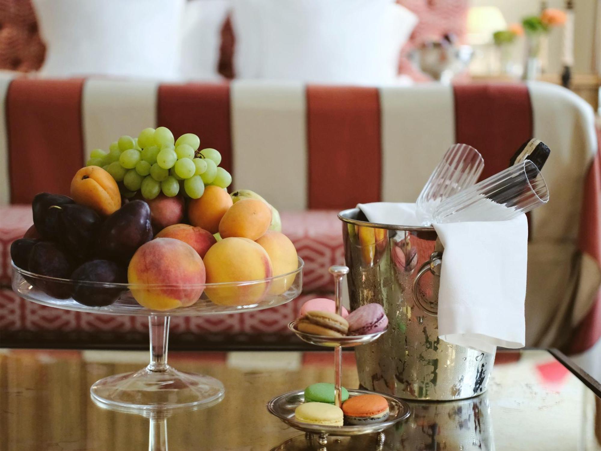 וילנה Stikliai Hotel - Relais & Chateaux מראה חיצוני תמונה Fruit and cheese plate