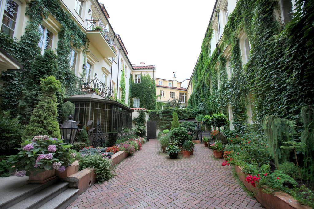 וילנה Stikliai Hotel - Relais & Chateaux מראה חיצוני תמונה The courtyard of the hotel