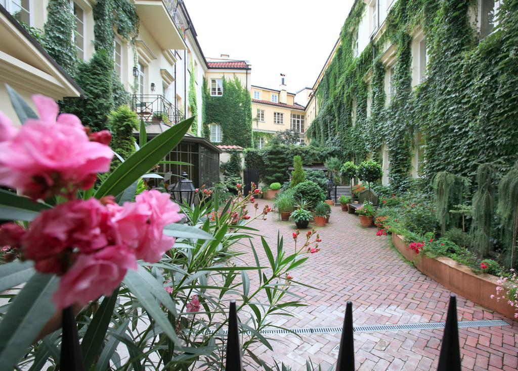 וילנה Stikliai Hotel - Relais & Chateaux מראה חיצוני תמונה The courtyard of the hotel
