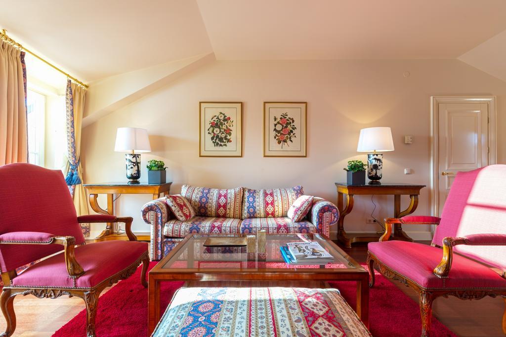 וילנה Stikliai Hotel - Relais & Chateaux מראה חיצוני תמונה A suite at the Hotel de Crillon