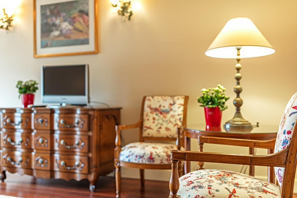 וילנה Stikliai Hotel - Relais & Chateaux מראה חיצוני תמונה A table lamp