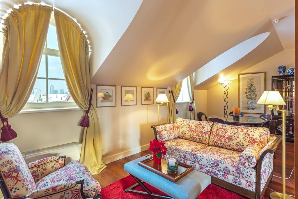 וילנה Stikliai Hotel - Relais & Chateaux מראה חיצוני תמונה A suite at the Hotel de Crillon