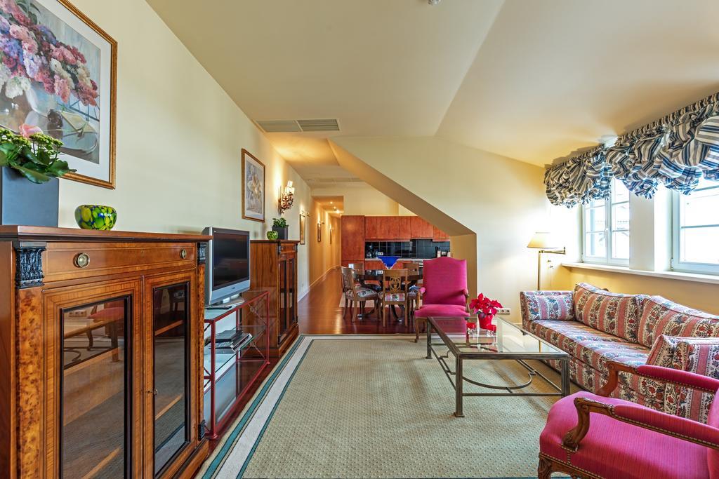 וילנה Stikliai Hotel - Relais & Chateaux מראה חיצוני תמונה The living room of the 1990s era suite