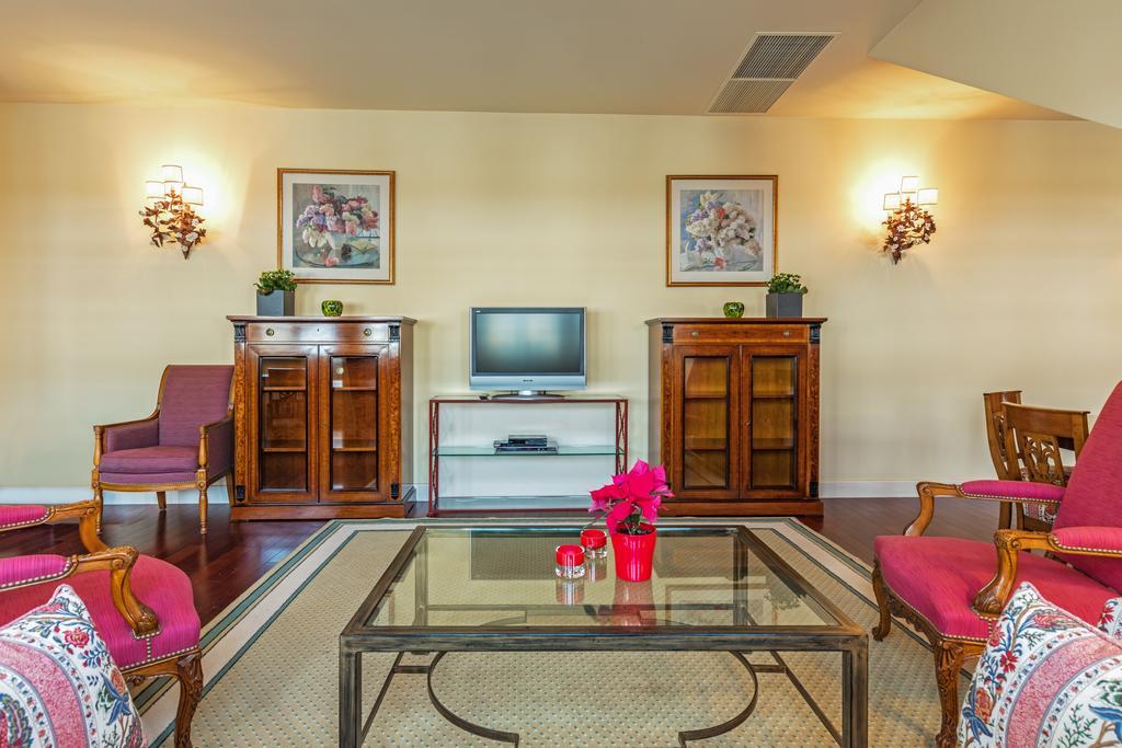 וילנה Stikliai Hotel - Relais & Chateaux מראה חיצוני תמונה A living room at the hotel