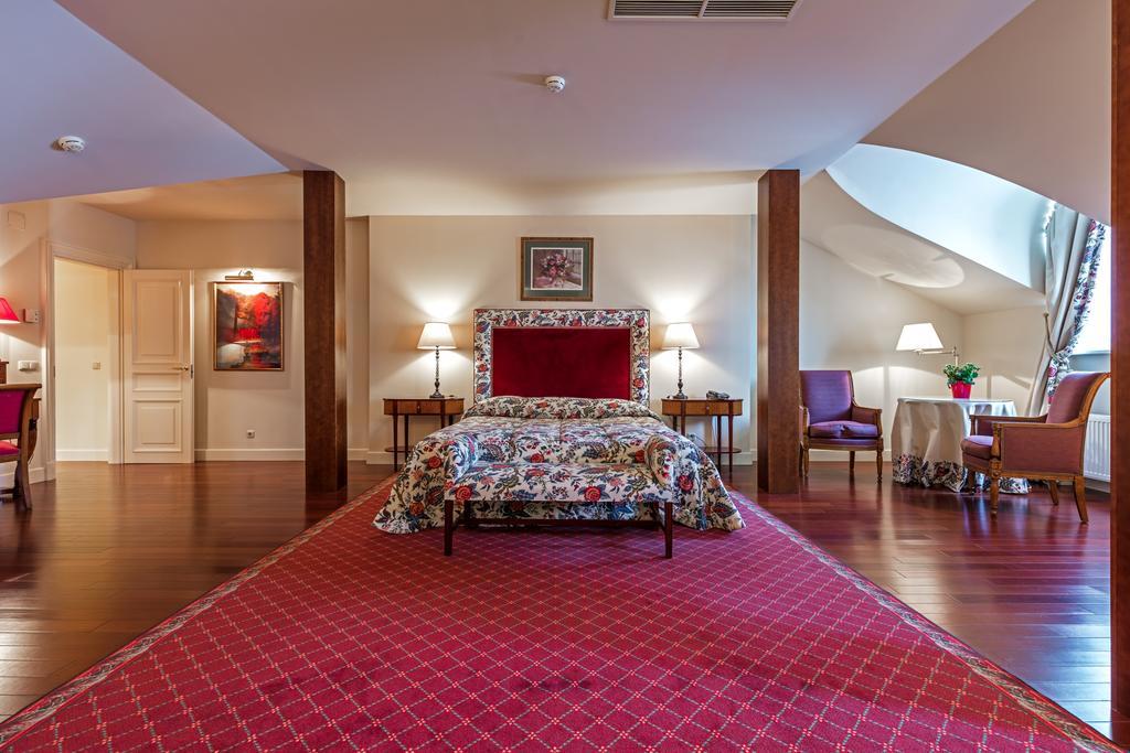 וילנה Stikliai Hotel - Relais & Chateaux מראה חיצוני תמונה A suite at the Hotel de Ville