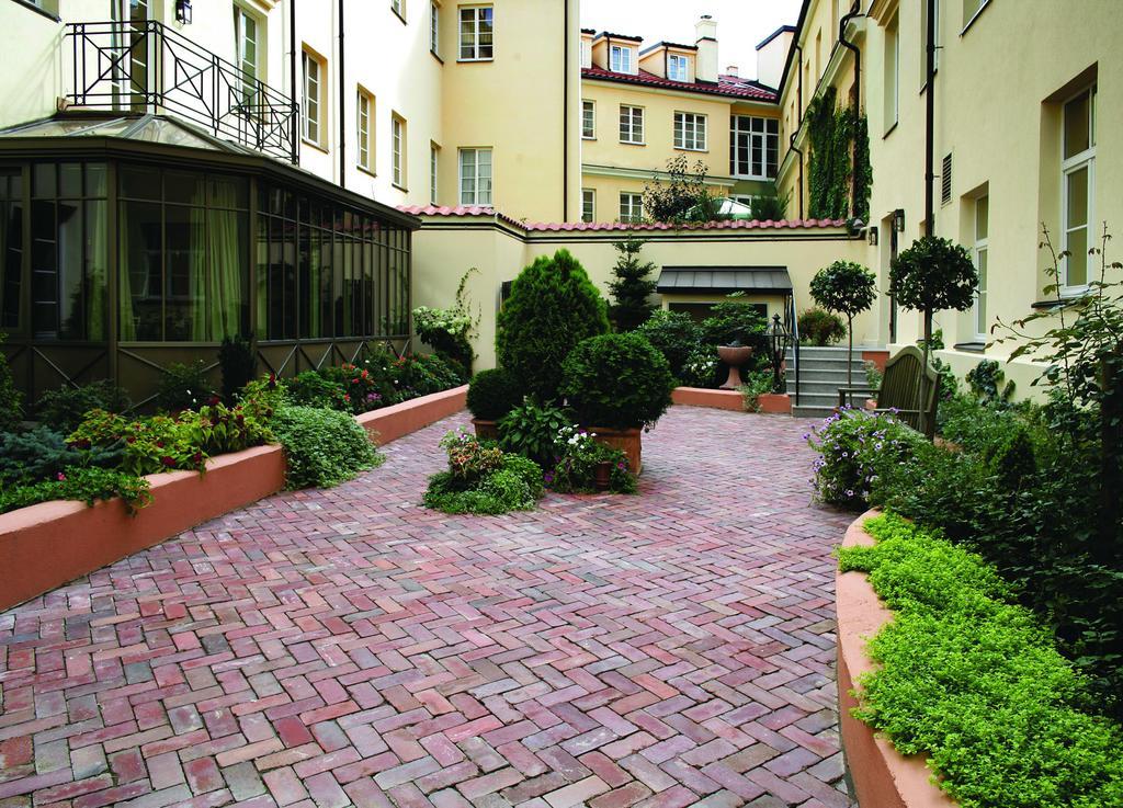 וילנה Stikliai Hotel - Relais & Chateaux מראה חיצוני תמונה The courtyard of the hotel